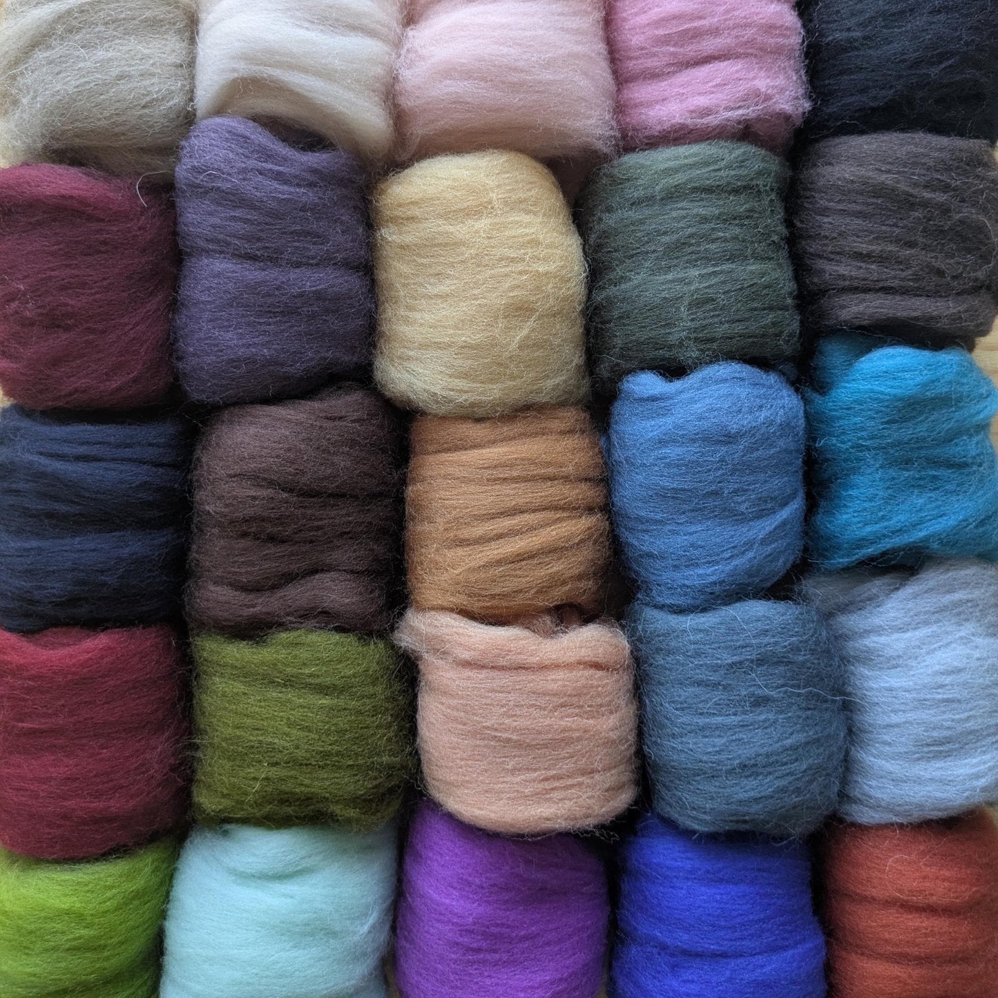 Premium Merino Wool Roving Set – 25 Colors